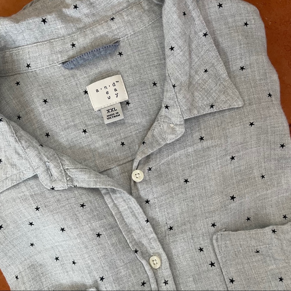a.n.d. ea wy Blue Stars on Gray Women’s Shirt